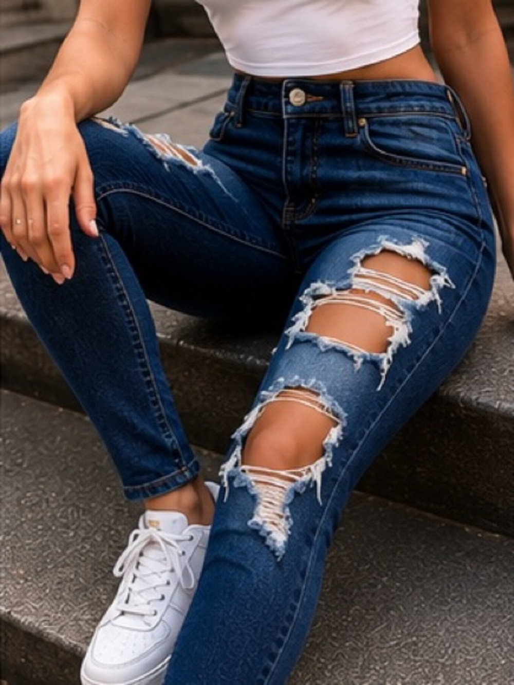 FASHION NOVA Distressed Skinny JEANS
SIZE 7